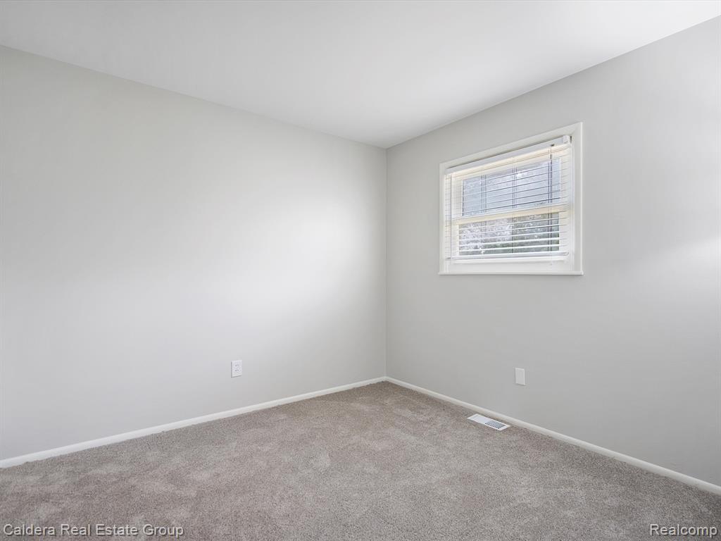 600 LOS ARBOLES Drive, Wolverine Lake, MI 48390 — Photo 15
