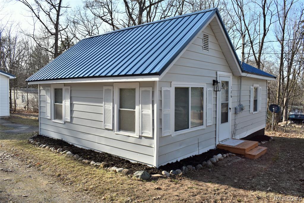 126 Lasalle Avenue, Houghton Lake, MI 48629 — Photo 2