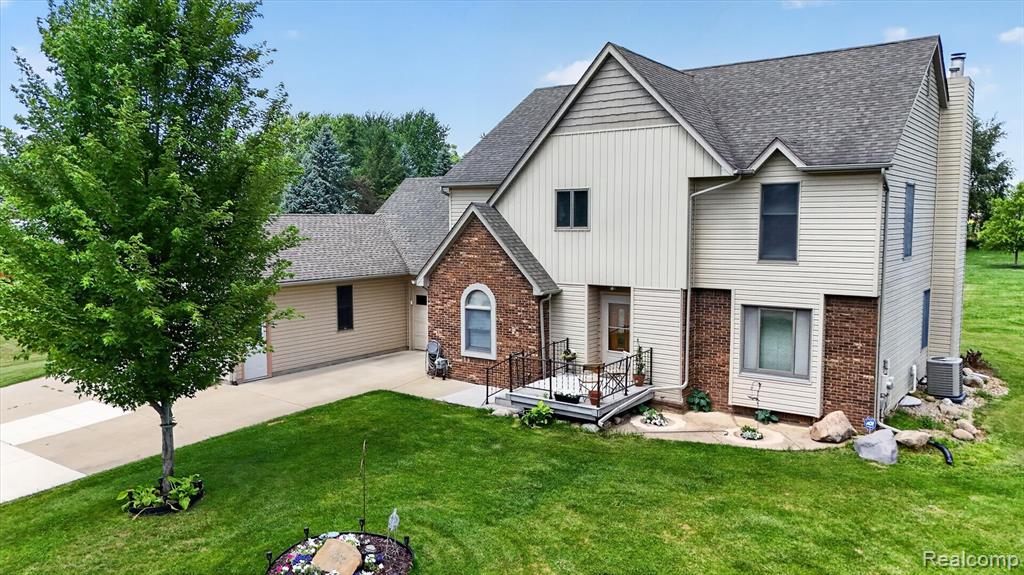 6888 Slawski Drive, Fowlerville, MI 48836