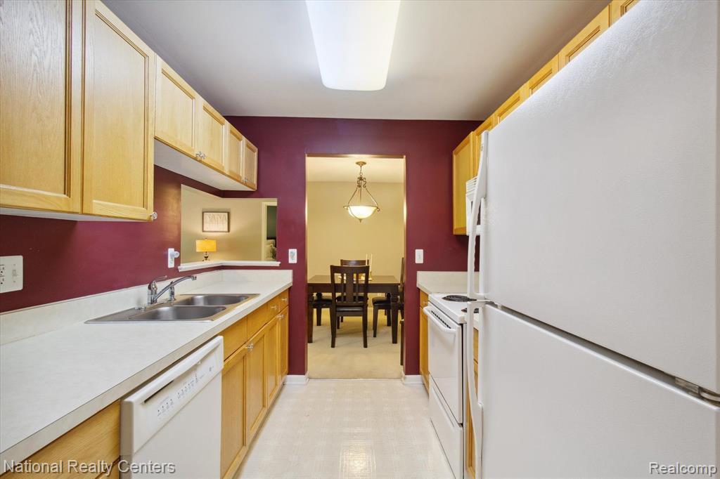 4727 BERKSHIRE Drive, 197, Sterling Heights, MI 48314 — Photo 8