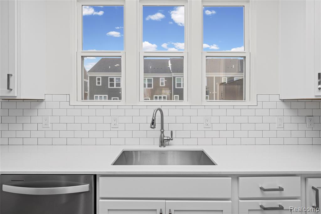 43071 Atwood Avenue, Novi, MI — Photo 16