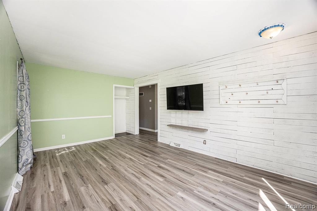 5355 Lake Grove Drive, White Lake, MI 48383 — Photo 9