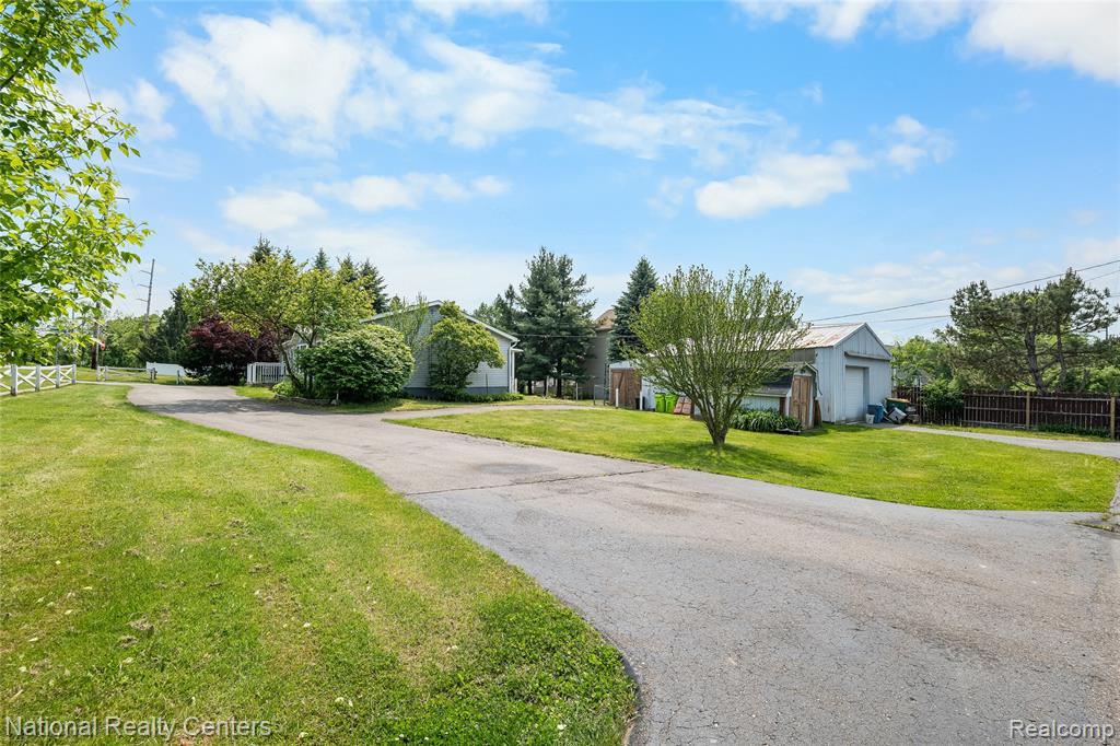 4065 Manitoba Street, Auburn Hills, MI 48326 — Photo 2