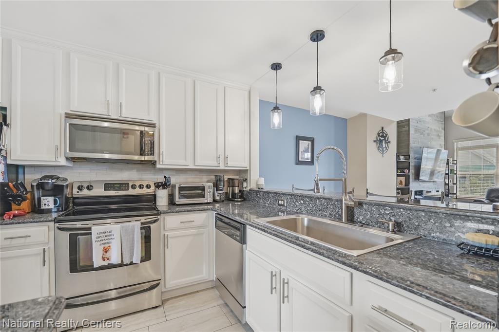 128 Sandy Lane, Walled Lake, MI 48390 — Photo 31