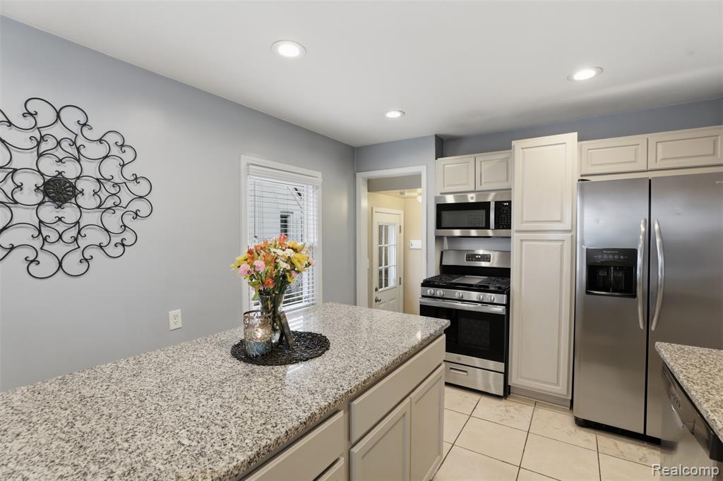 1906 Oxford Road, Grosse Pointe Woods, MI 48236 — Photo 12