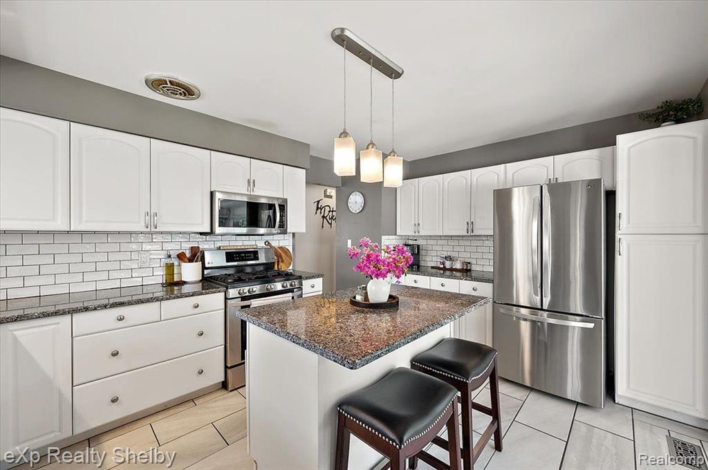 8929 HEADLEY Drive, Sterling Heights, MI 48314 — Photo 11
