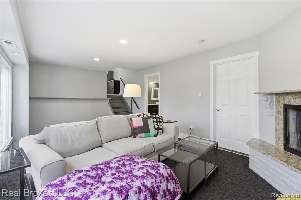 Living room with a premium fireplace and recessed lighting