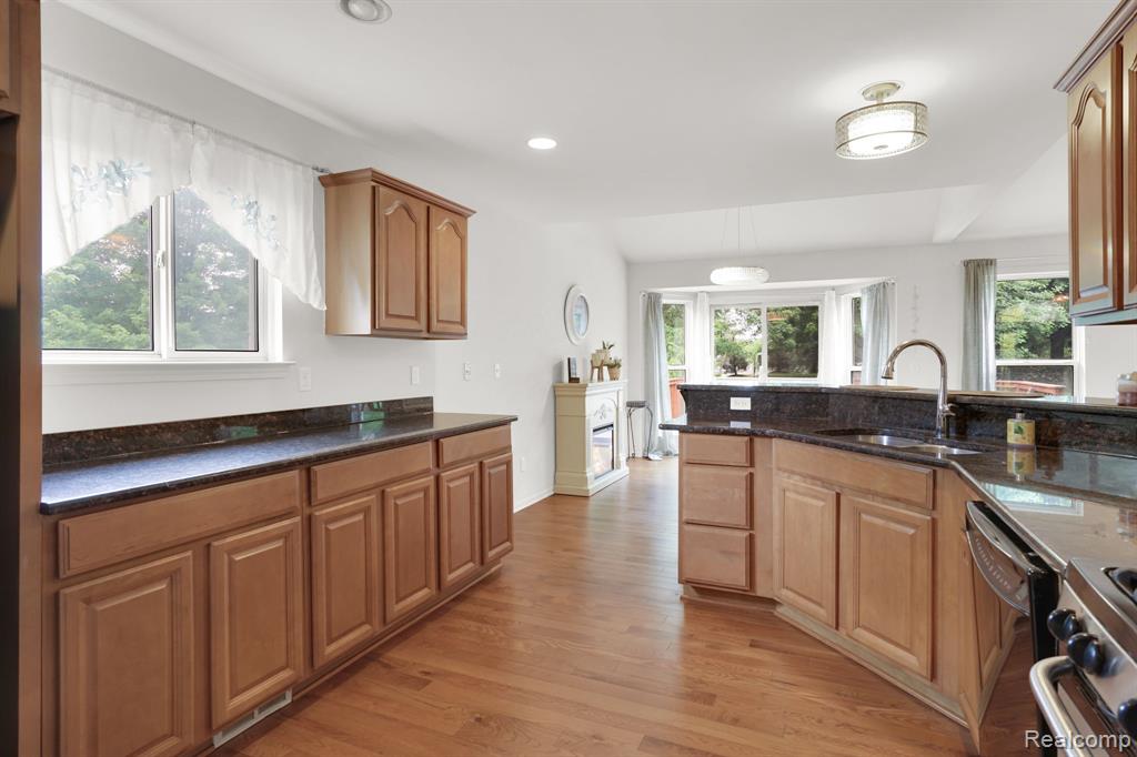 1128 Andover Circle, Commerce Twp, MI 48390 — Photo 18
