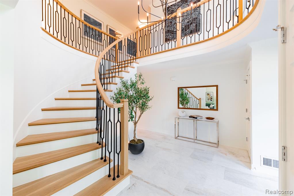 655 CANTERBURY Road, Grosse Pointe Woods, MI 48236 — Photo 9