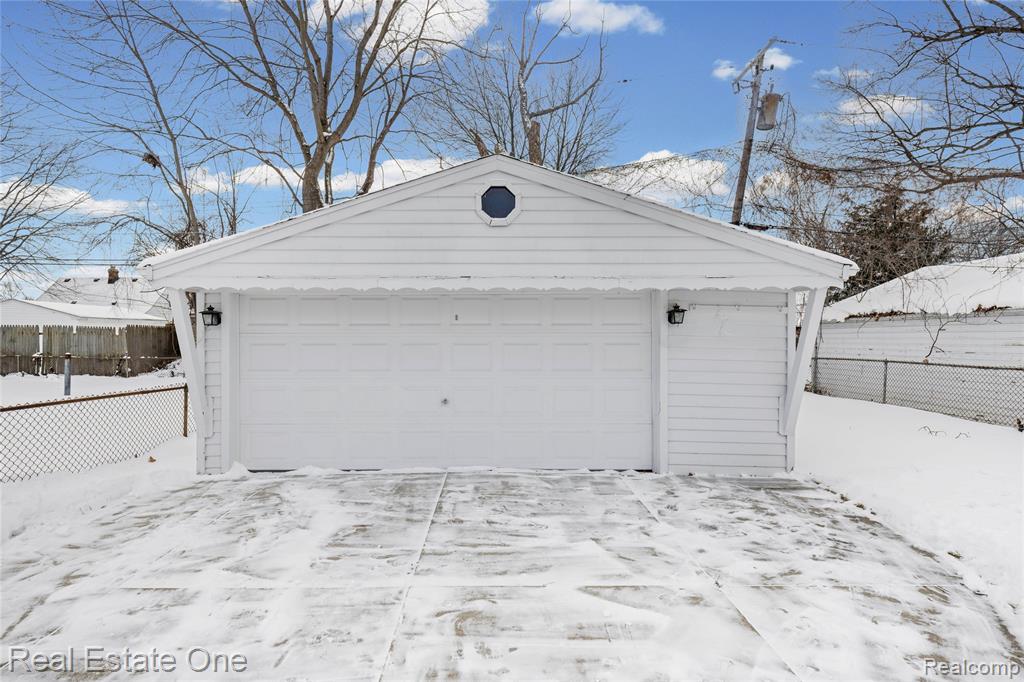 20688 Fleetwood Drive, Harper Woods, MI 48225 — Photo 36