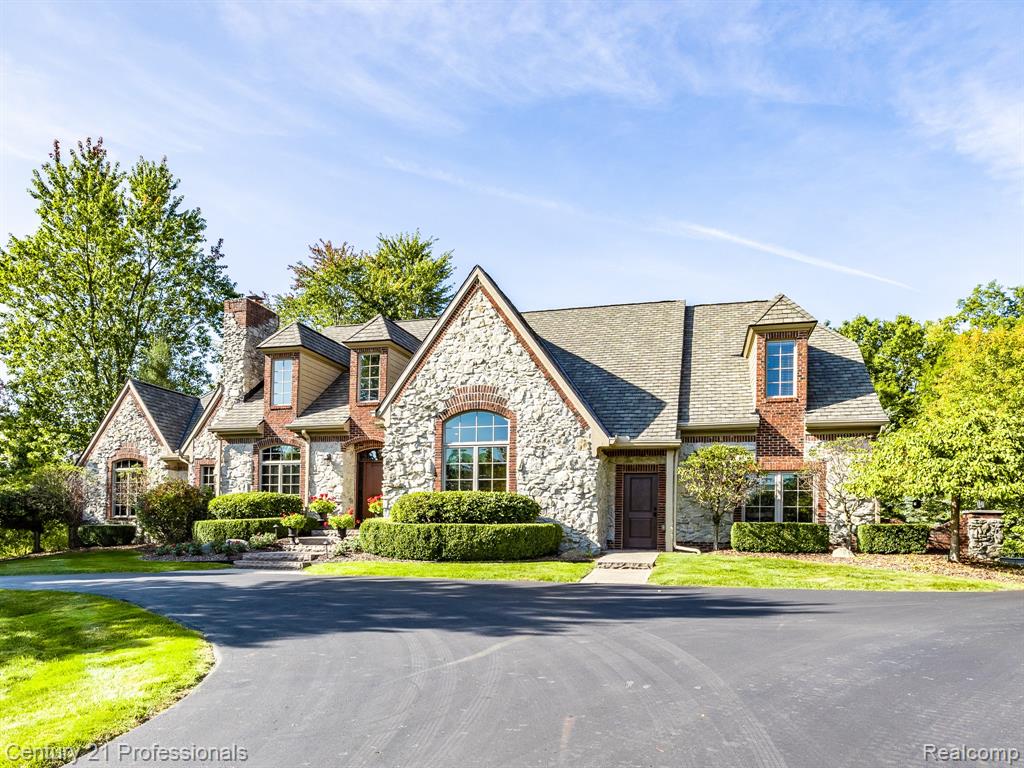 8242 Pine Hollow Court, Grand Blanc, MI 48439 — Photo 3