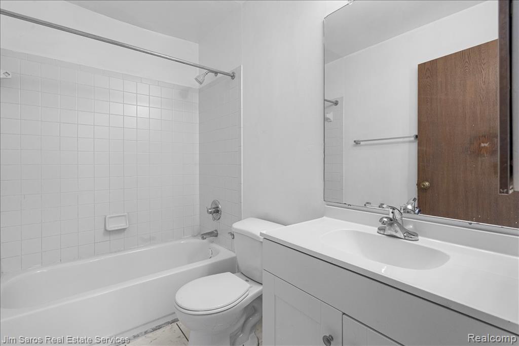 590 Parkview #201 Drive, Detroit, MI 48214 — Photo 14