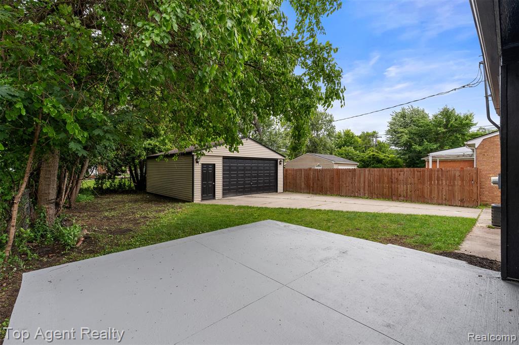 24300 Seneca Street, Oak Park, MI 48237 — Photo 39