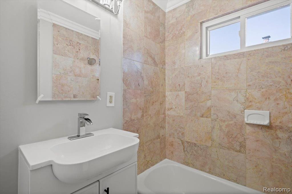 567 E MADISON Avenue, Pontiac, MI 48340 — Photo 22