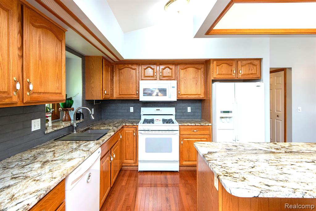 906 VILLAGE Drive, Davison, MI 48423 — Photo 13