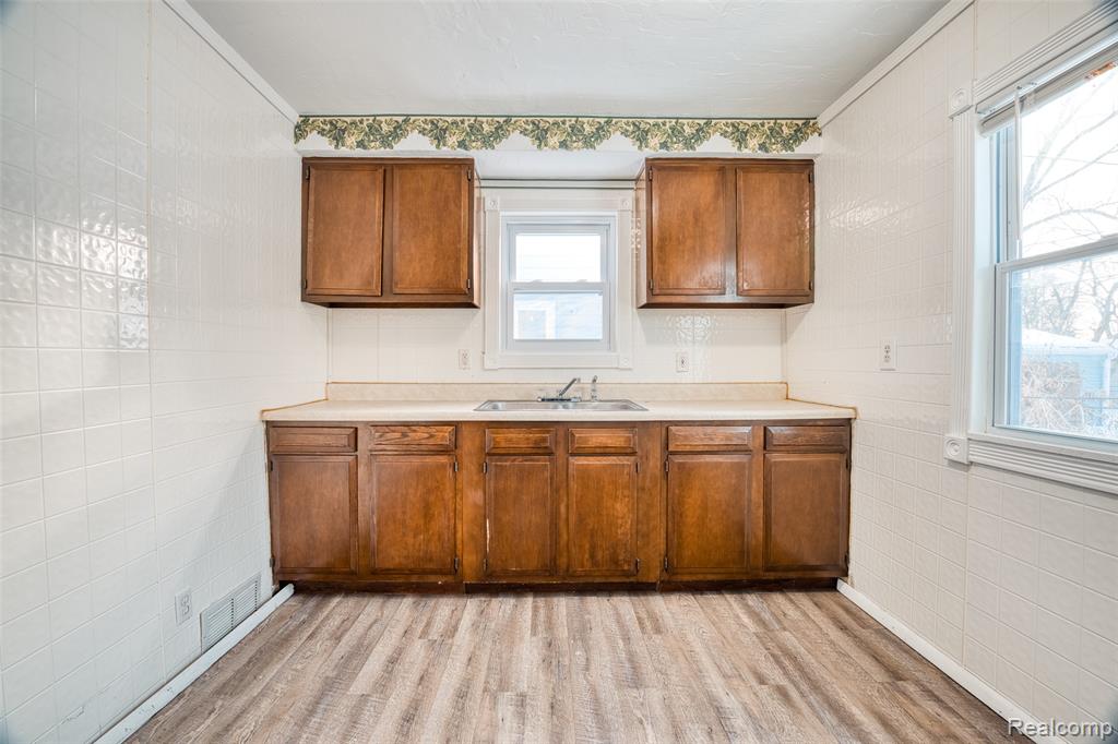 419 W Bernhard Avenue, Hazel Park, MI 48030 — Photo 3