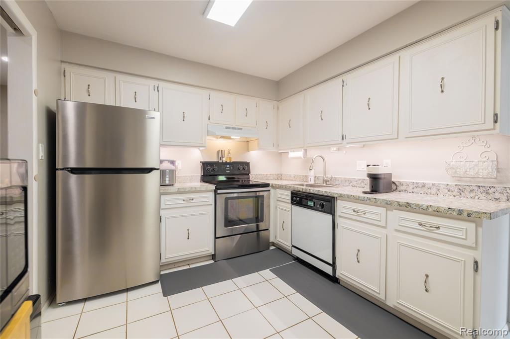 8095 Colony Drive, 22, Grosse Ile, MI 48138 — Photo 12