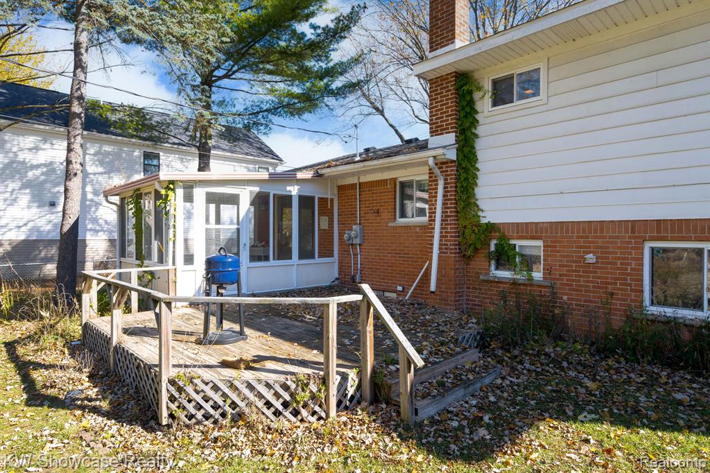 5274 Cooley Lake Road, Waterford, MI 48327 — Photo 12