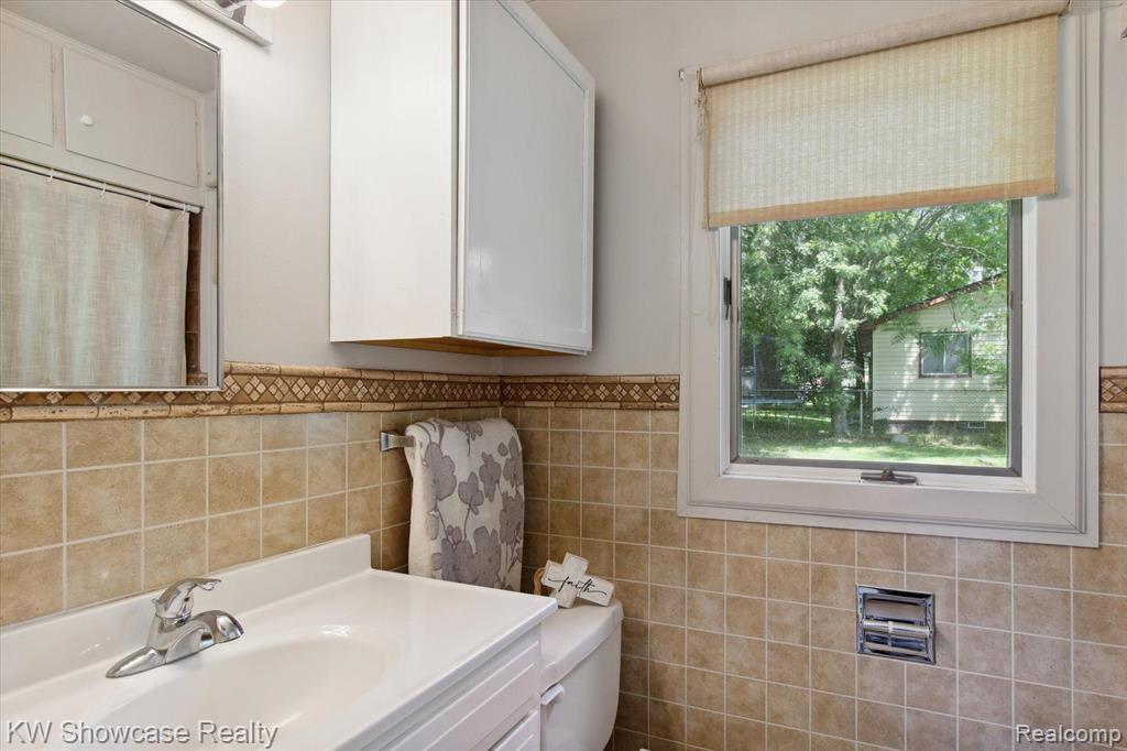 890 FARNSWORTH Road, White Lake, MI — Photo 23