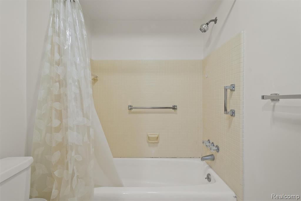 7114 Pebble Park Drive, West Bloomfield, MI — Photo 23