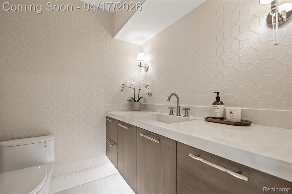 5305 Elmgate Bay Drive, Orchard Lake Village, MI 48324 — Photo 33