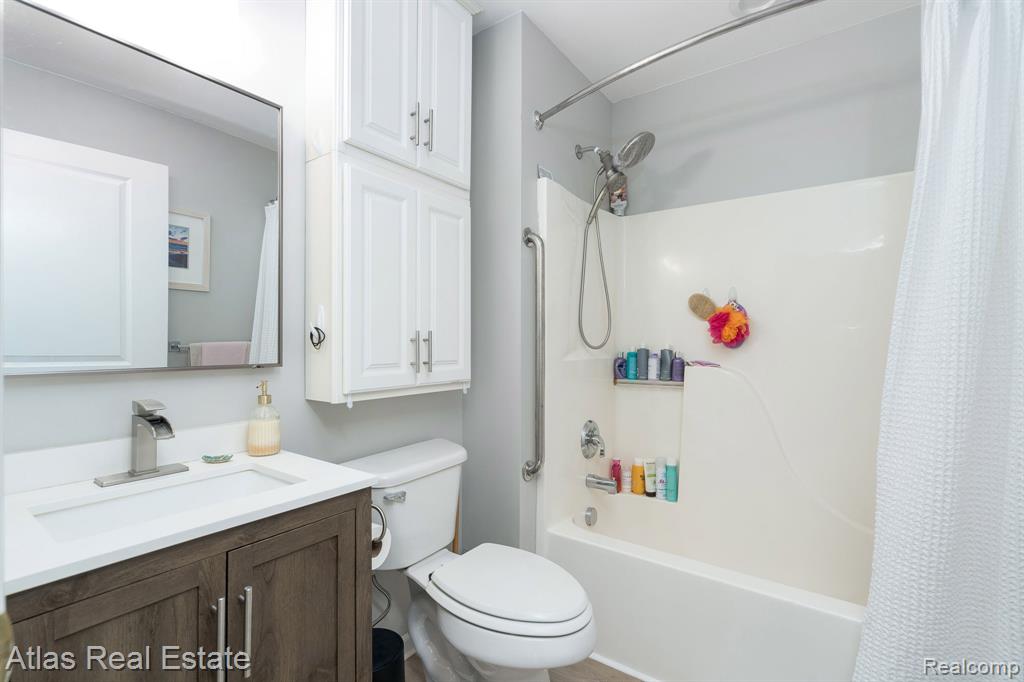 5864 Augusta Lane, Grand Blanc, MI 48439 — Photo 12