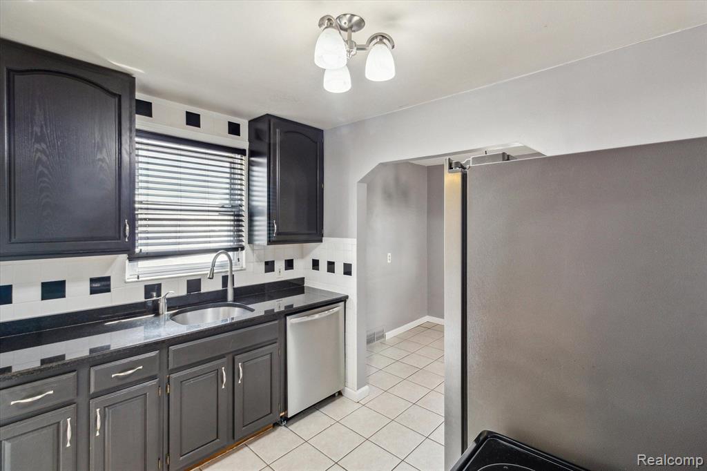 812 N KENWOOD Avenue, Royal Oak, MI 48067 — Photo 17