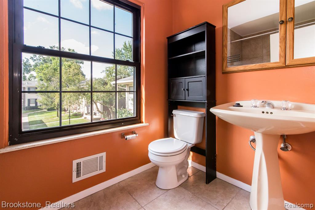 8352 LAKEVIEW Drive, Ypsilanti, MI 48198 — Photo 13