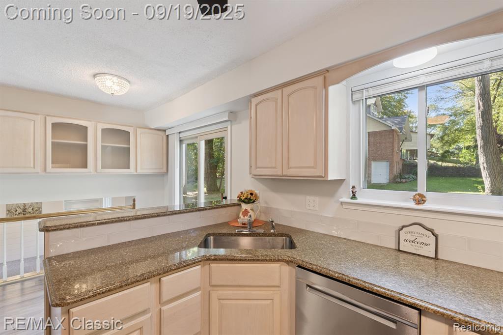 4335 Leroy Court, White Lake, MI 48383 — Photo 11