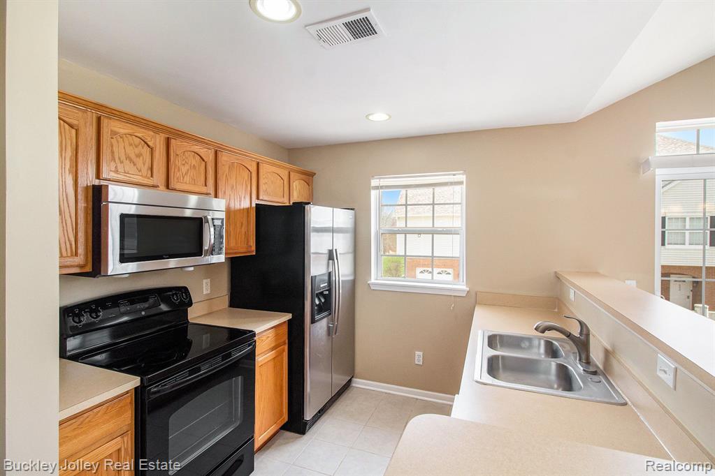 670 OLDE ENGLISH Circle, Howell, MI 48855 — Photo 2