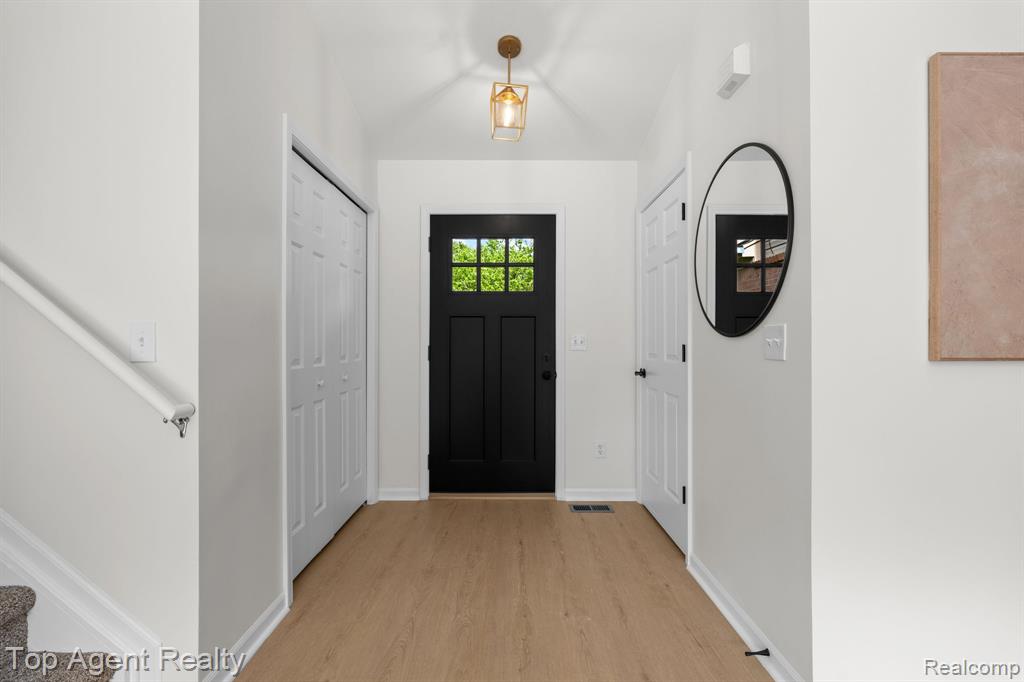 907 Deer Valley Road, Holly, MI 48442 — Photo 10