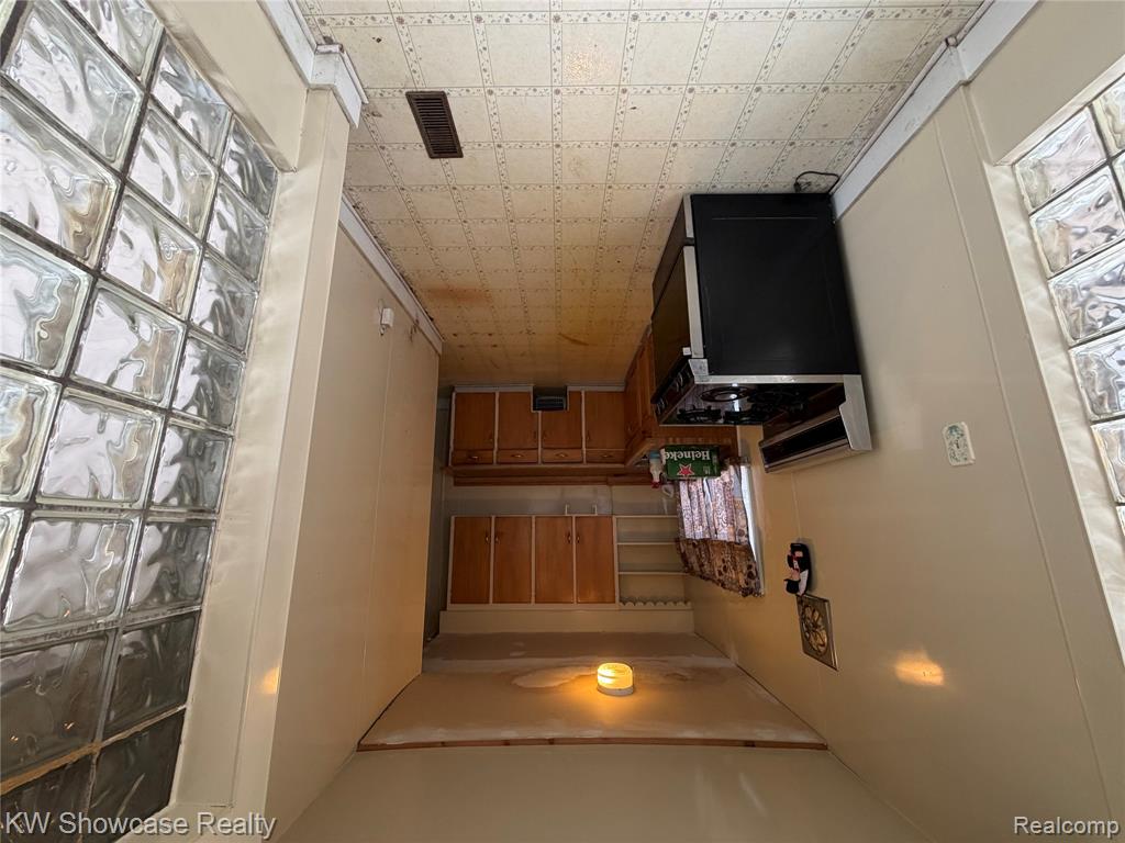 24 S Roselawn Street, Pontiac, MI 48342 — Photo 9