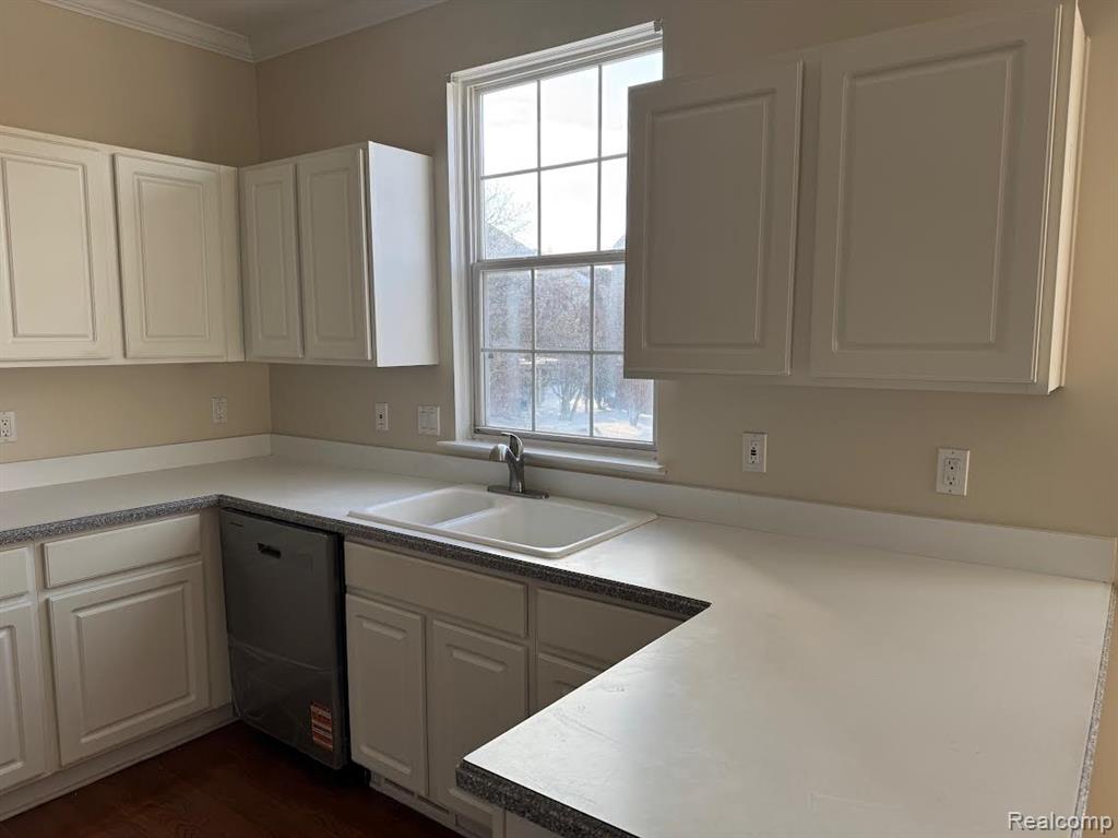 4790 MADDIE Lane, Dearborn, MI 48126 — Photo 9