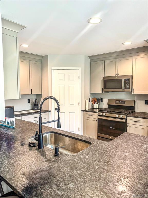 3982 Ontario Drive, Auburn Hills, MI 48326 — Photo 4