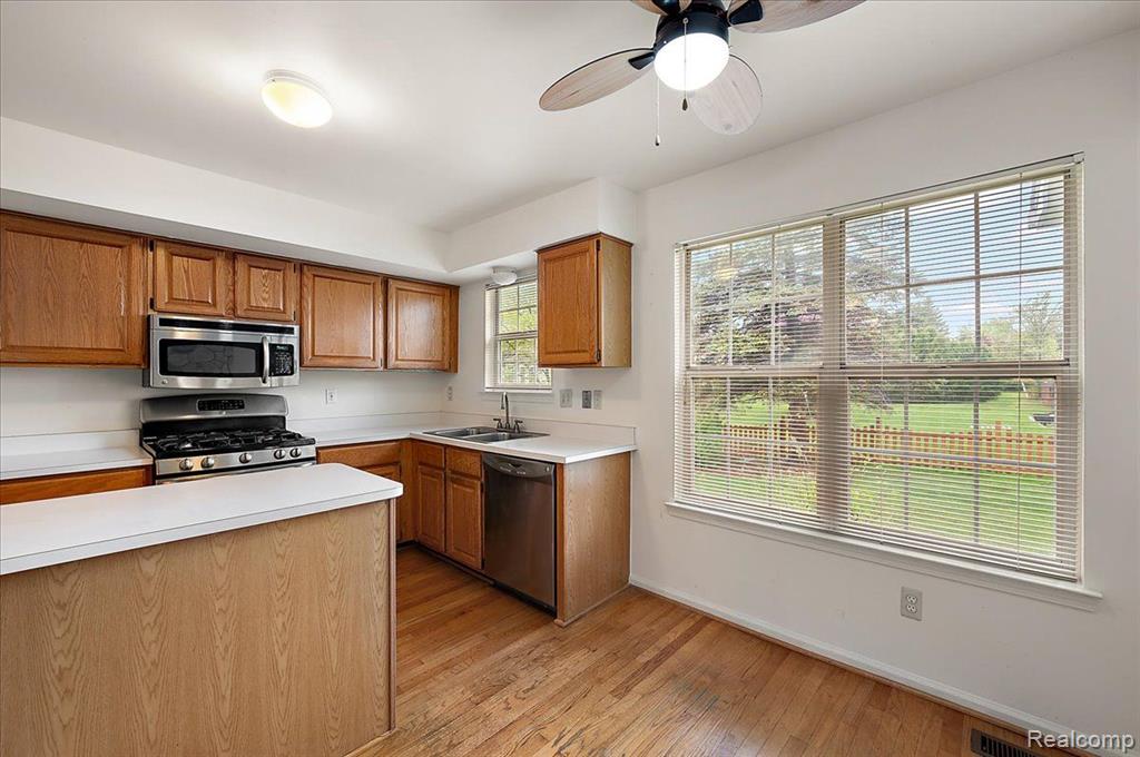 47235 SCARLET Drive S, Novi, MI — Photo 22