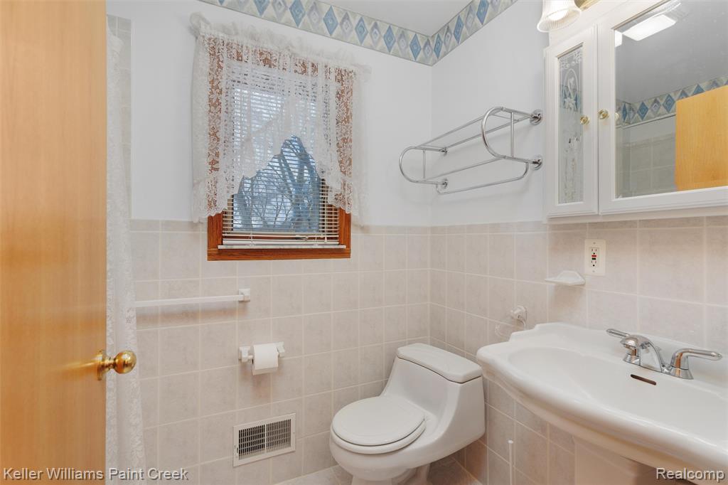 10045 Highland Road, White Lake, MI — Photo 25