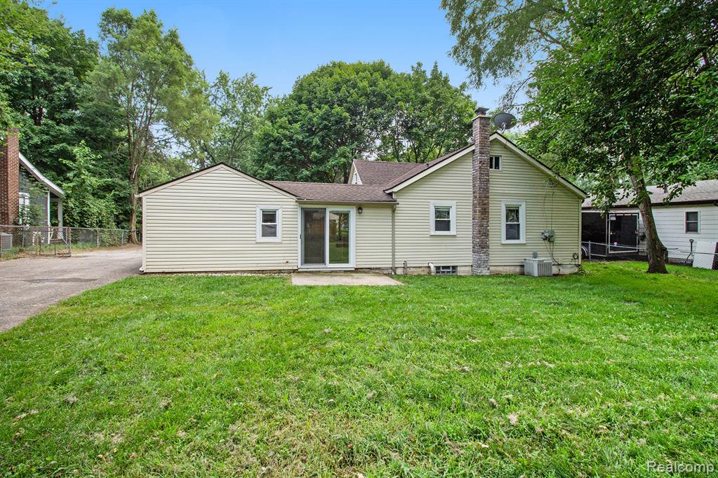 770 Brushwood Drive, Wolverine Lake, MI 48390 — Photo 18
