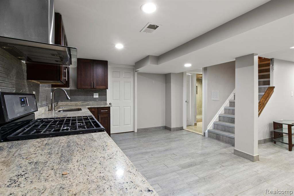 6916 KINMORE Street, Dearborn Heights, MI 48127 — Photo 24