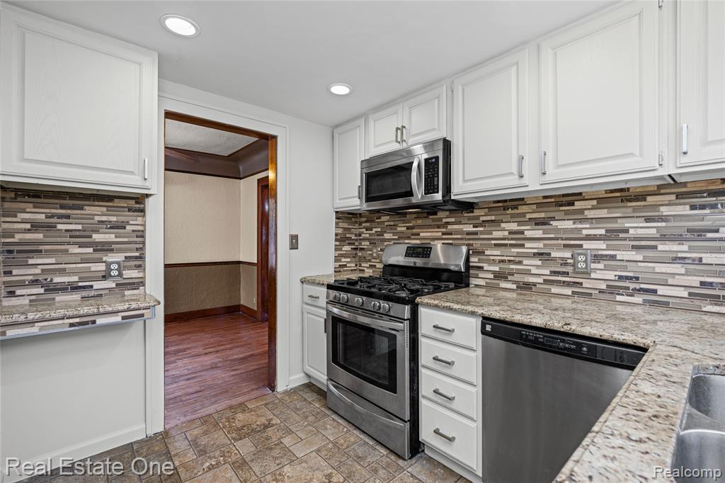 4058 Lomley Avenue, Waterford, MI 48329 — Photo 15