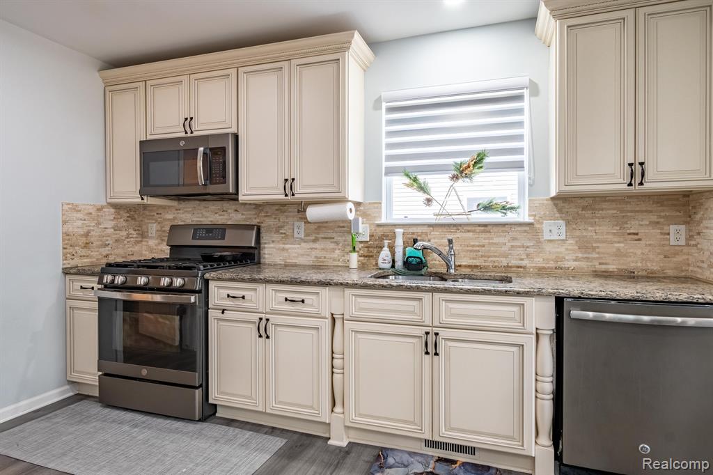 868 WOODHAVEN Drive, Commerce Twp, MI 48390 — Photo 13