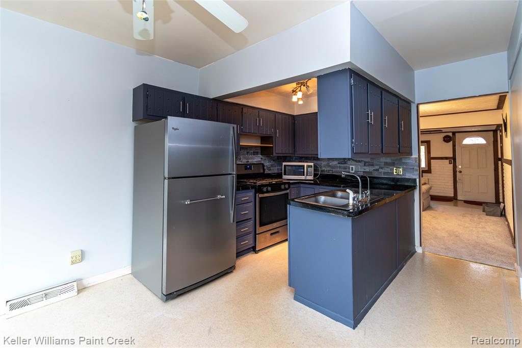 6903 Dandison Boulevard, West Bloomfield, MI 48324 — Photo 42