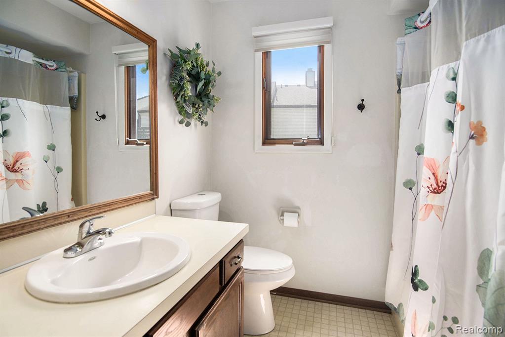 578 OAKBROOK Circle, Flushing, MI 48433 — Photo 8