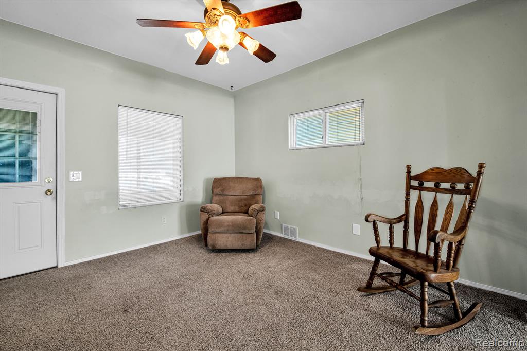555 CHESTNUT Street, Wyandotte, MI 48192 — Photo 15
