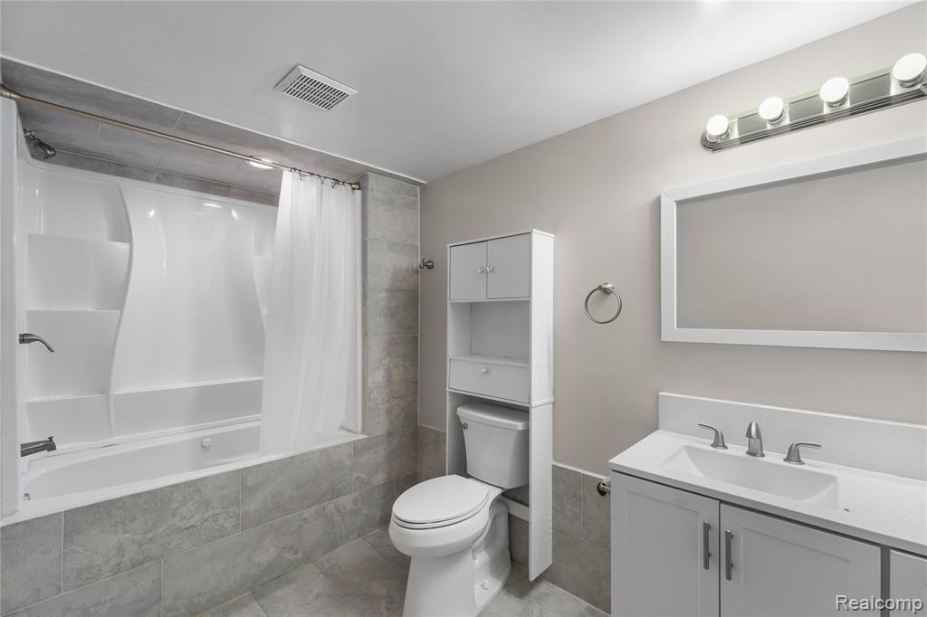 7386 Woodlore Drive, West Bloomfield, MI 48323 — Photo 32