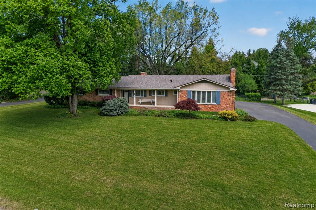 857 Helston Road, Bloomfield, MI 48304 — Photo 2