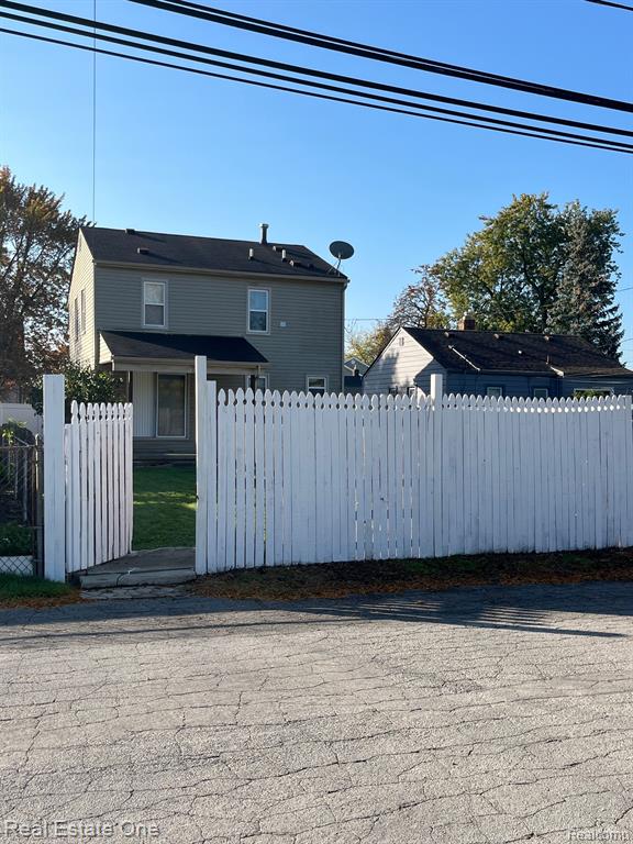 660 SAINT JOHNS Street, Wyandotte, MI 48192 — Photo 37