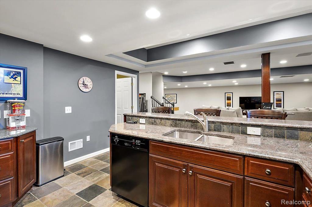 8449 S SHORE Drive, Clarkston, MI 48348 — Photo 46
