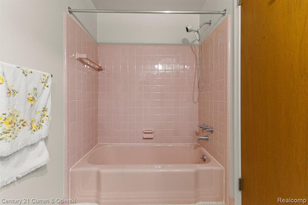 716 N CHARLESWORTH Street, Dearborn Heights, MI 48127 — Photo 27