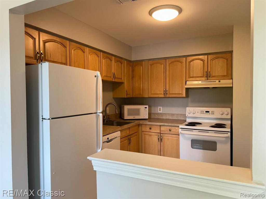 33623 PONDVIEW Circle, Livonia, MI 48152 — Photo 4