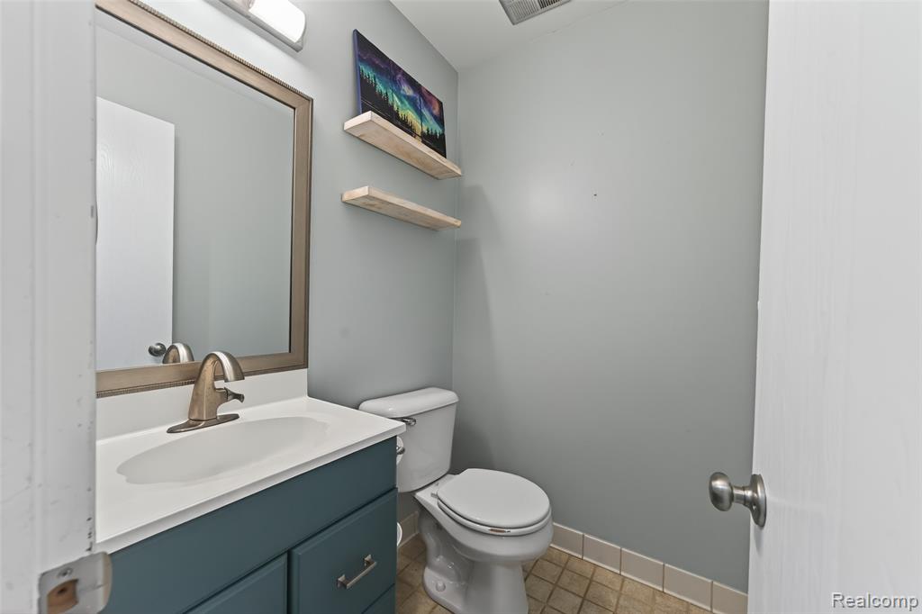 3960 Kings Point Drive, Troy, MI 48083 — Photo 14